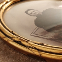 oval gammel guldfarvet fotoramme gammelt damefoto i genbrug